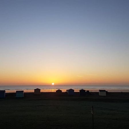 Stunning Seaviews - Beach House - Jacuzzi Bath Tub Littlestone-on-Sea エクステリア 写真