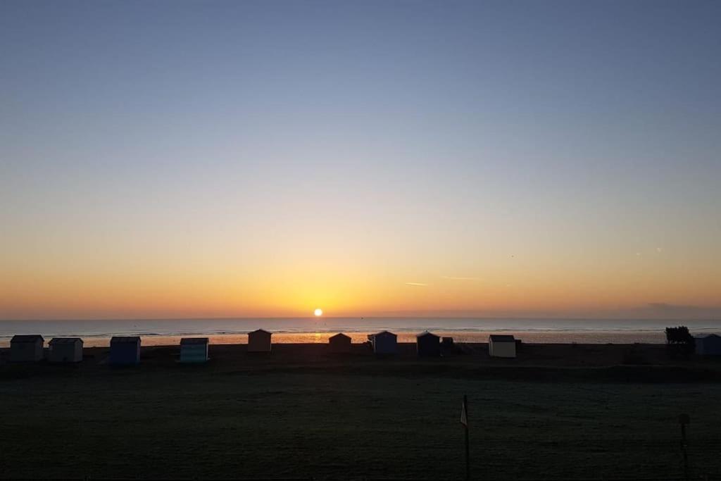 Stunning Seaviews - Beach House - Jacuzzi Bath Tub Littlestone-on-Sea エクステリア 写真